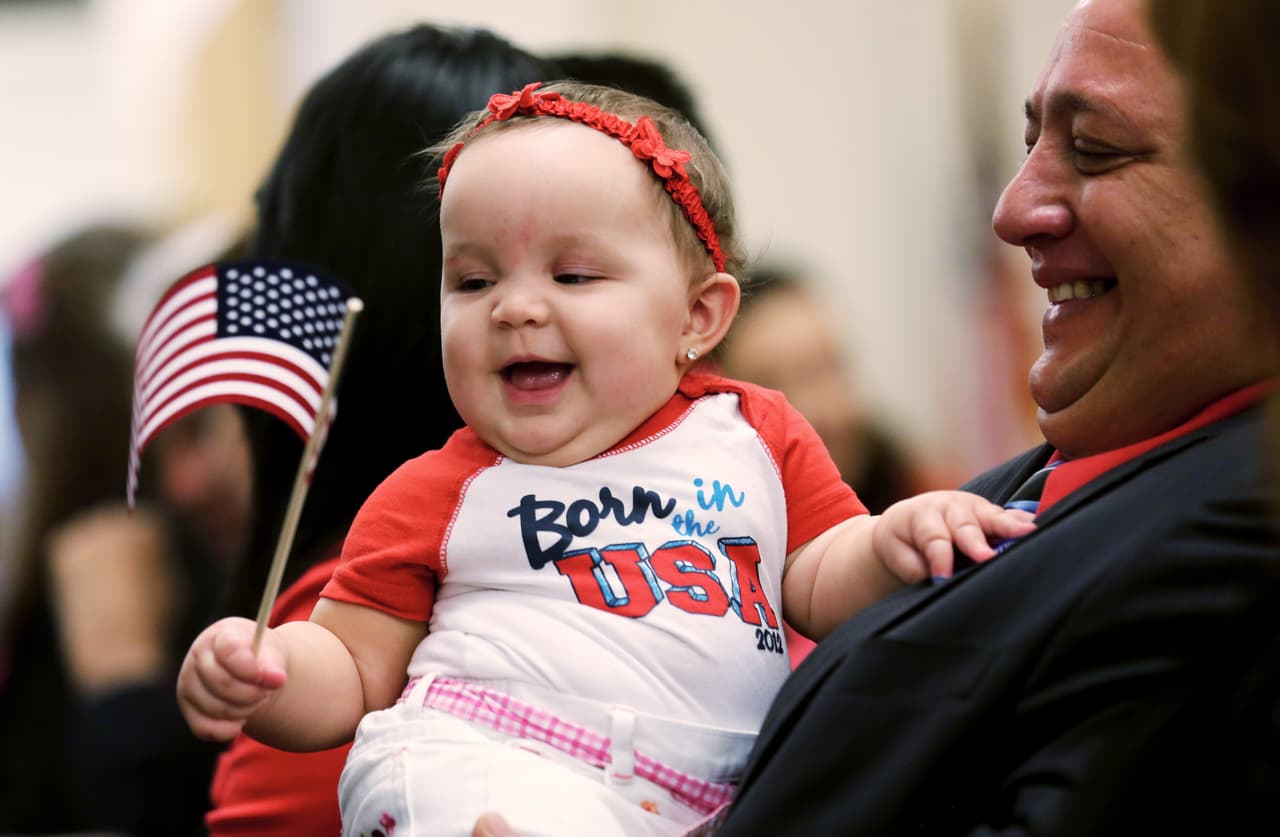 ¿Puede Trump quitar la ciudadanía a hijos de indocumentados nacidos en EEUU? Respondemos tus preguntas
