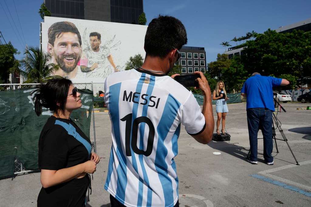 En Miami vive una numerosa comunidad latinoamericana aficionada al fútbol, incluyendo poco más de 100.000 argentinos, que han hecho crecer el entusiasmo por este deporte año tras año y ahora se ven esperanzados de concurrir a las canchas para ver partidos de mejor calidad, incluyendo la Copa América el año próximo y la Copa Mundial en 2026.
<br>