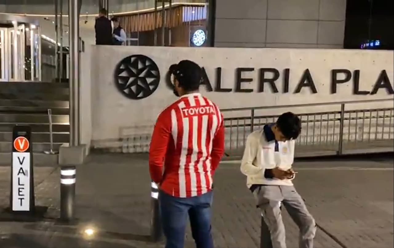 ¡Frío recibimiento! Chivas llega a 'escondidas' de pocos fans