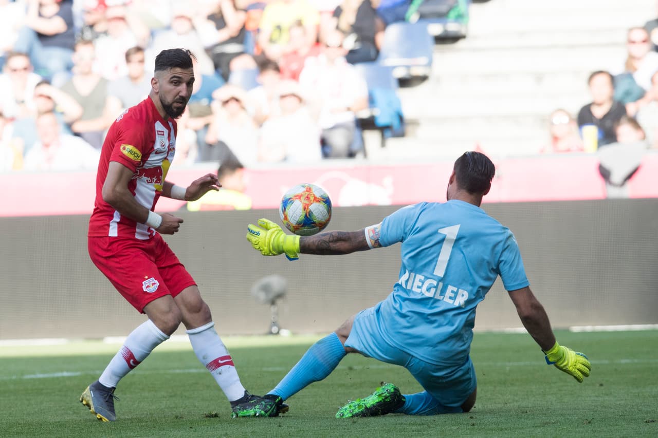 El israelí Munas Dabbur y el canterano del Barcelona Munir también compiten por el puesto pero Julen Lopetegui los contempla como extremos por izquierda.