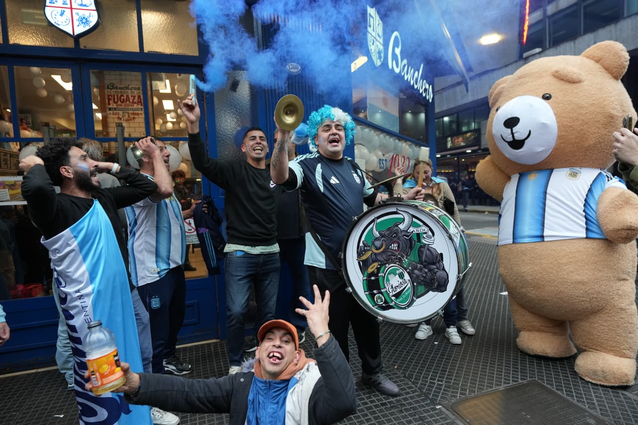 Aficionados celebran frente a un bar durante el partido de semifinal de la Copa del Mundo de fútbol entre Inglaterra y Argentina en Buenos Aires, Argentina, el miércoles 15 de julio de 2026.