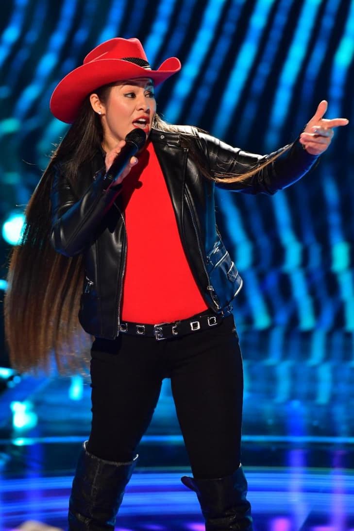 Con su sombrero rojo y una voz potente, la participante emocionó a los jueces.