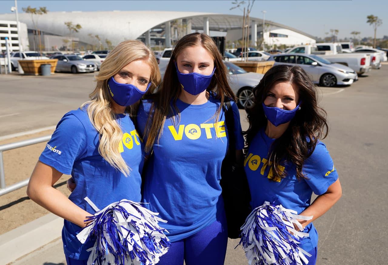 California envió las boletas por correo a todos los votantes registrados activos este año, y ya se han devuelto más de 8,7 millones. Eso es casi el 60% de todos los votos emitidos en las elecciones presidenciales de 2016 en California.