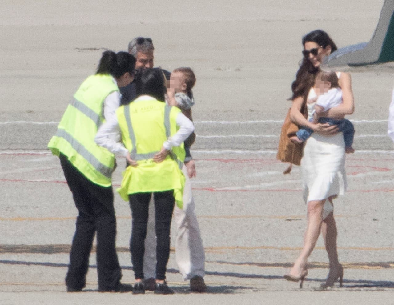 Las ansiadas imágenes activaron a los paparazzi de la región hasta que uno finalmente logró capturar las cabecitas de los pequeños.