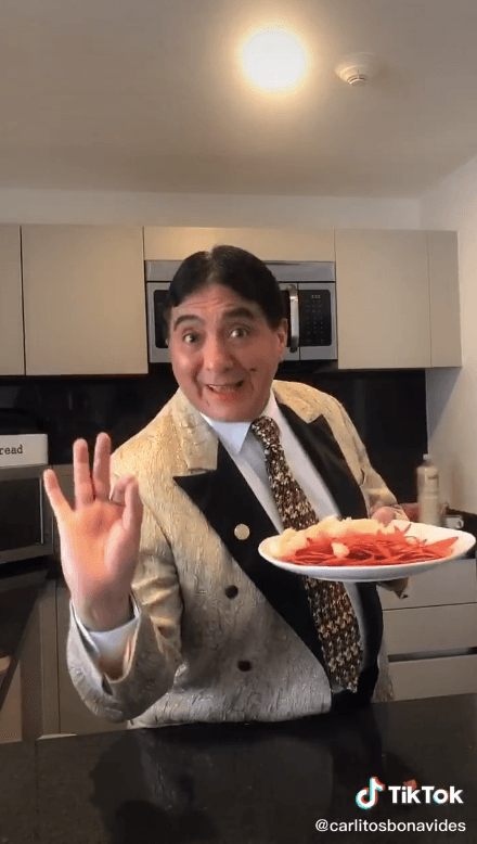 Además del largo comedor en donde Bonavides suele grabar la mayoría de sus TikToks, la cocina tiene una larga barra que en muchos hogares suele utilizarse para comidas rápidas como desayuno o cena.