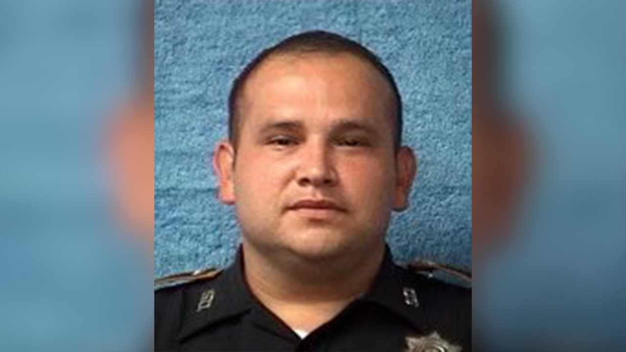 Por otra parte, el sargento 
<a href="https://www.univision.com/local/houston-kxln/ramon-gutierrez-hcso-houston-sargento" target="_blank">Ramón Gutiérrez</a>, de 45 años, murió tras ser atropellado por un vehículo en la cuadra 8900 de la East Sam Houston Pkwy N.