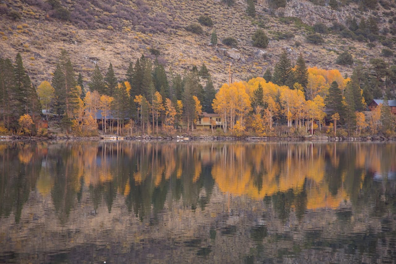 Este es el June Lake Loop, ubicado al este de la Sierra Nevada.