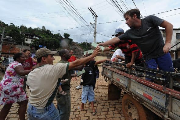 "No tenemos a nadie que nos ayude. No hay nada", se lamentó, con su carga a la espalda y en sus manos. "Dejo a mi padre allá arriba y mi casa se está por derrumbar. ¿Pero qué voy a hacer?