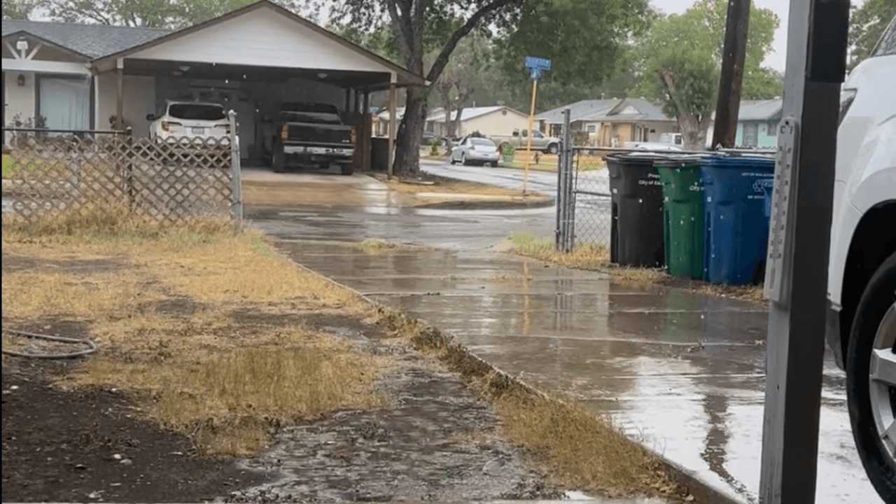 Al sur de San Antonio, residentes también captaron parte del sistema de baja presión, que continuará trayendo lluvias a la ciudad.