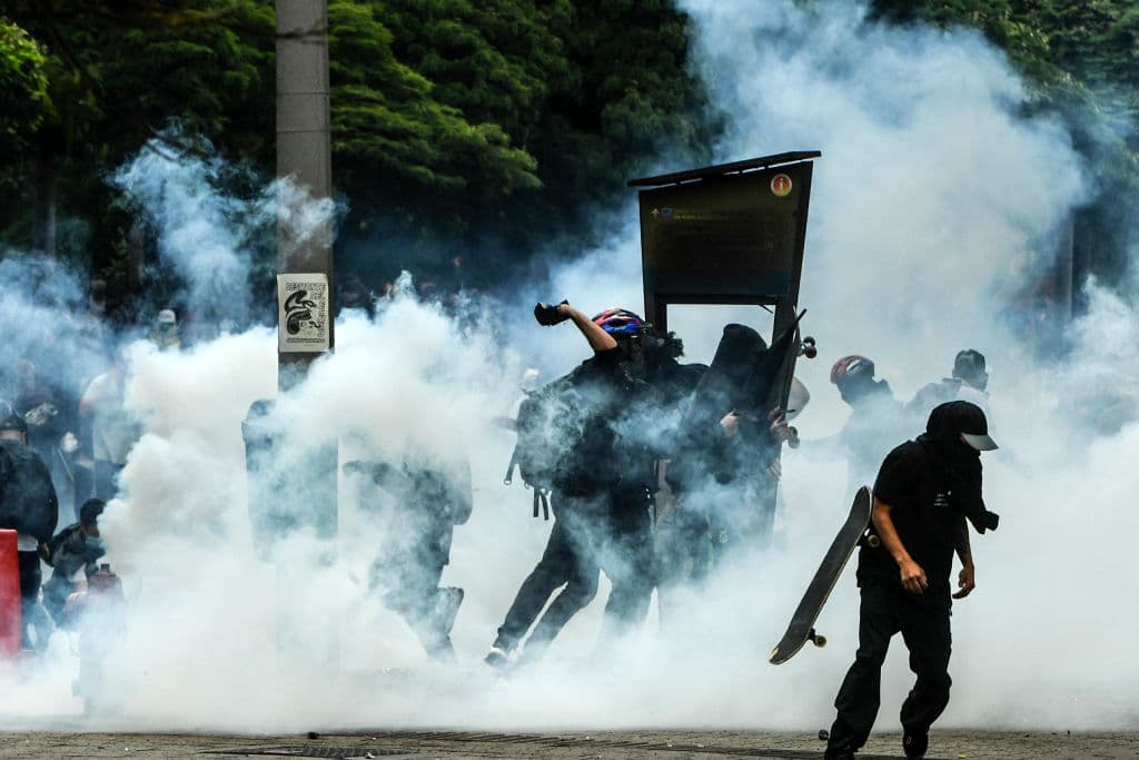 Debido a que las manifestaciones se tornaron violentas, muchas ciudades del país decidieron ordenar un toque de queda. Aún así, las protestas siguieron en las principales urbes colombianas.