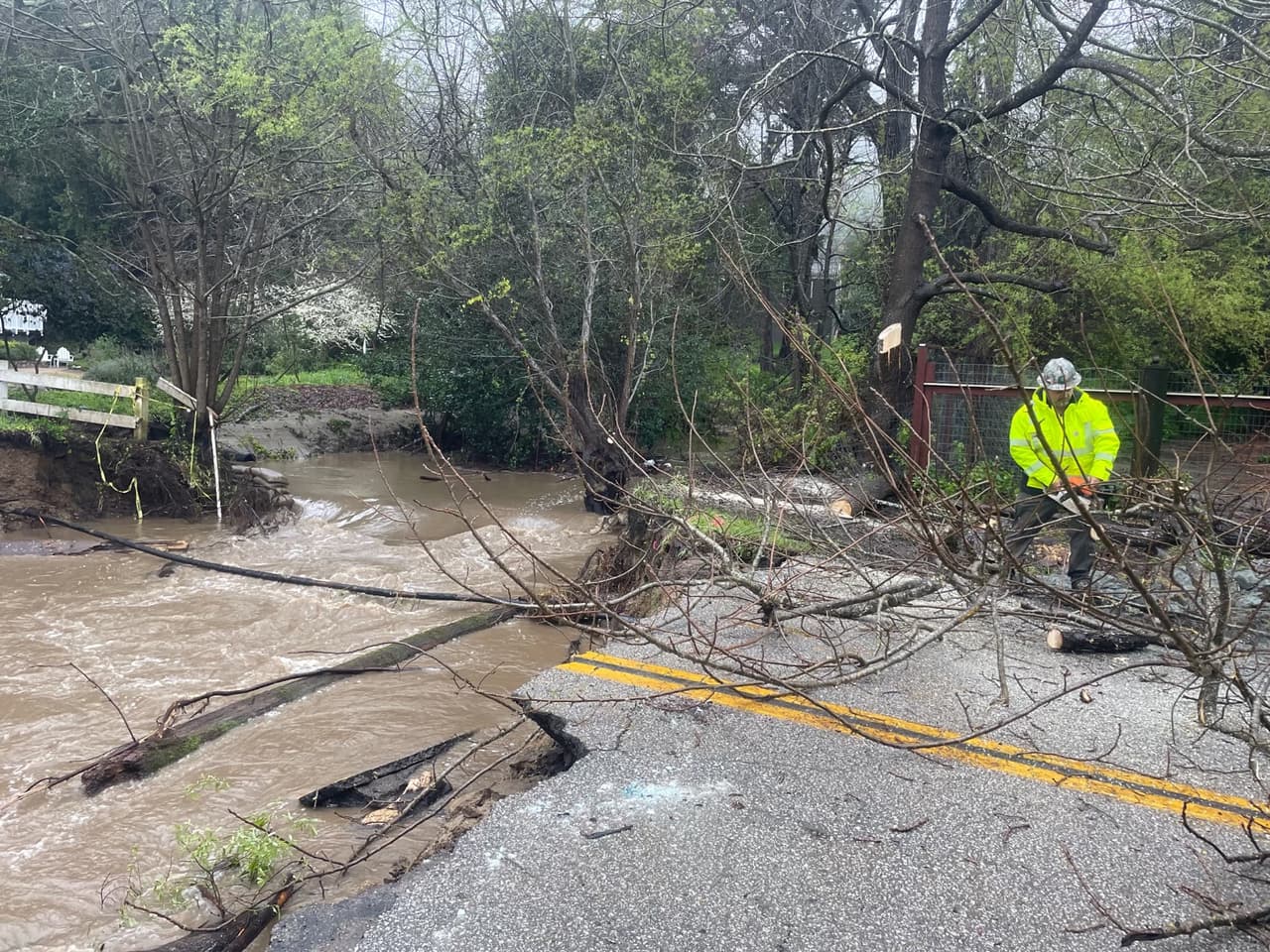 En la localidad de Soquel, en Santa Cruz, se abrió un socavón sobre la calle Main que la dejó completamente intransitable, dejando atrapados a todos los residentes al norte de Bates Creek.