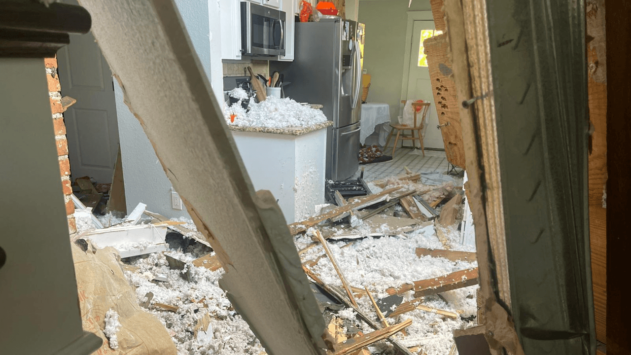 Cuando el carro impactó la vivienda, este provocó un incendio. Sin embargo, las autoridades no requirieron hacer una respuesta grande para poder apagar el fuego.