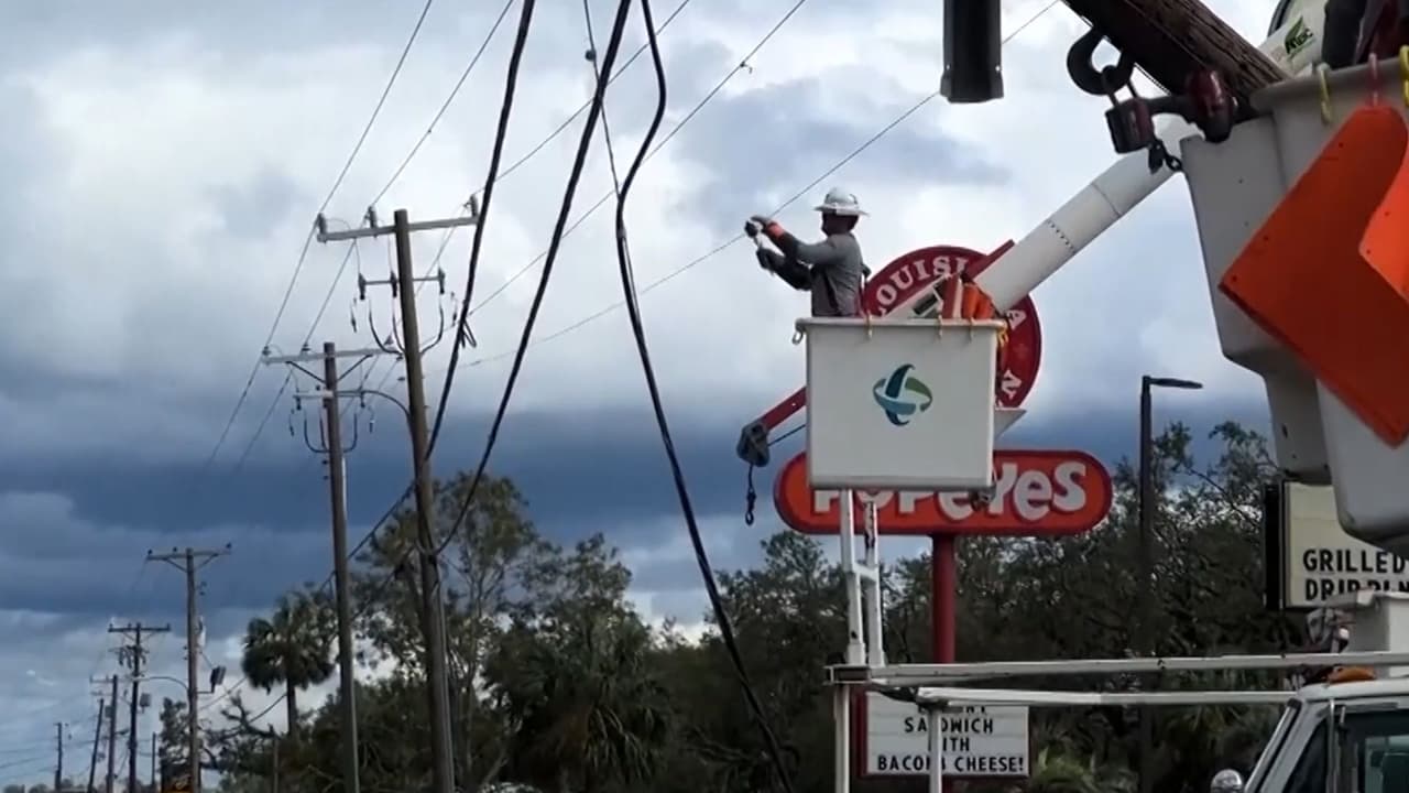 Permanecen más de 130,000 usuarios sin electricidad en Florida por paso de huracán Idalia