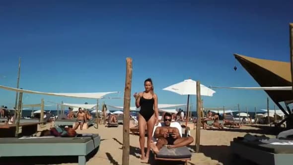 A la pareja le gusta también estar muy de cerca con sus niñas, Lola aseguró, para 'Suelta la sopa' que con los únicos que pueden dejar a sus hijas es con sus abuelitos paternos o maternos.