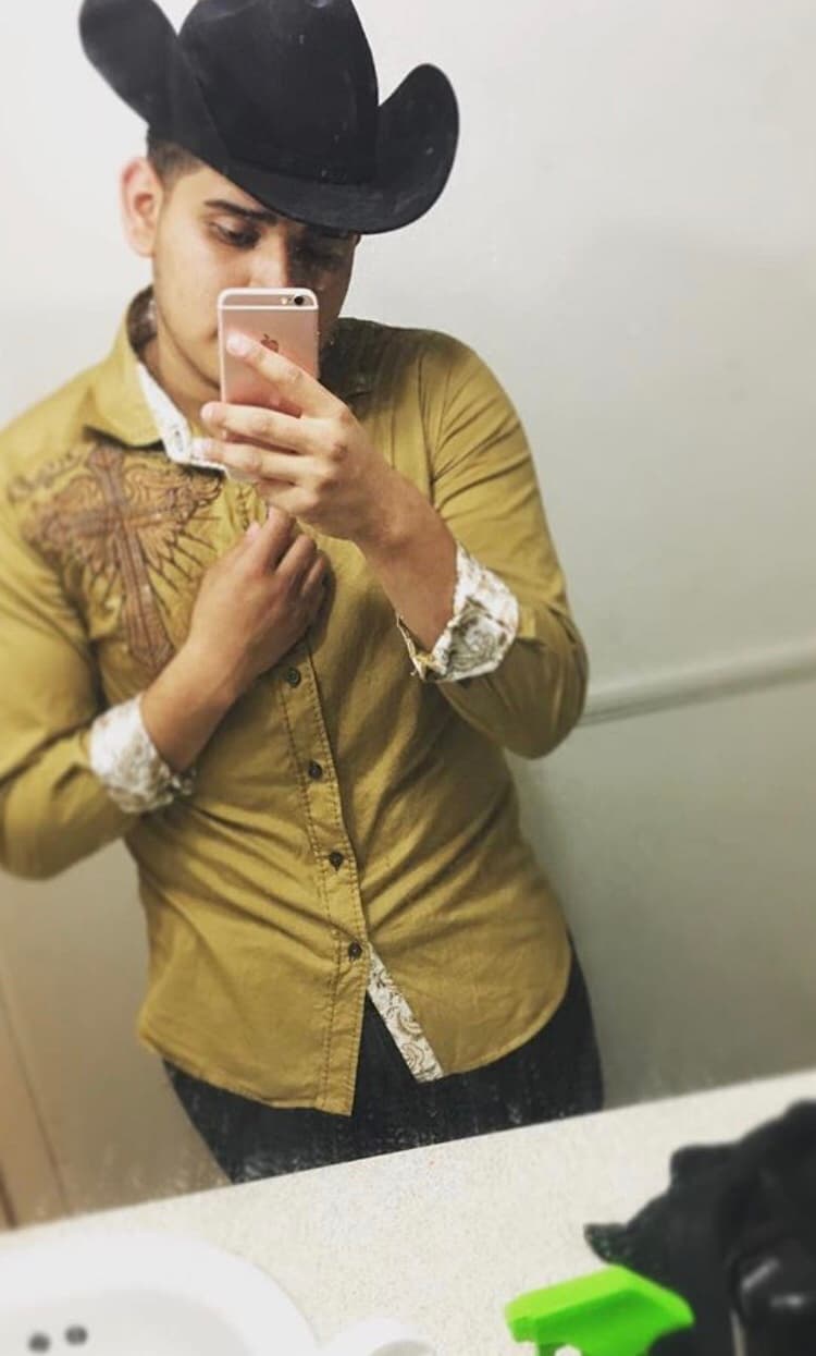 El Departamento de Policía de Arlington indicó que el incidente pudo haberse registrado durante una supuesta transacción de drogas. 
<br>
<br>Continúan investigando y ofrecen una recompensa a quien proporcione pistas que ayuden a dar con el paradero de los responsables. Informes: 817-469-TIPS o 817-459-5691.
<br>