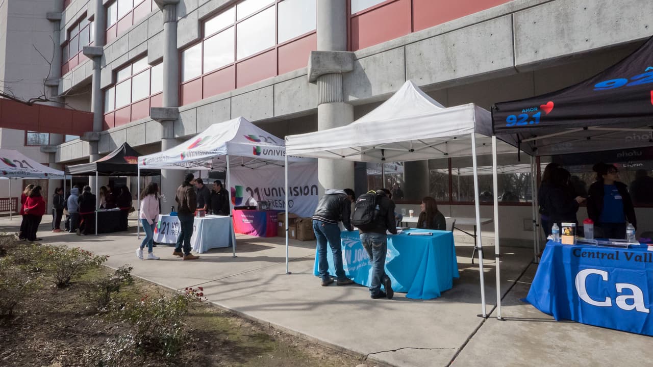 Ocho colegios y universidades ayudaron a estudiantes y sus familias llenar las solicitudes de FAFSA.