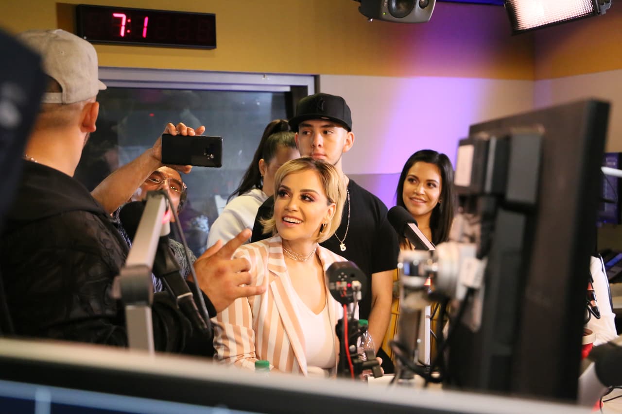 Supimos que en cuatro o cinco meses saldrá otro sencillo de
<b>Jenni</b>, mientras que el próximo año, cuatro canciones más.