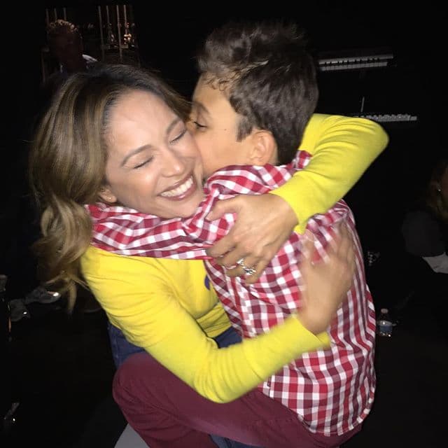 "Abrazos que llenan el alma... Adrián gracias por motivarnos a dar mas! @teletonusa", compartió Karla durante el Teletón USA 2015. (5 de diciembre, 2015)