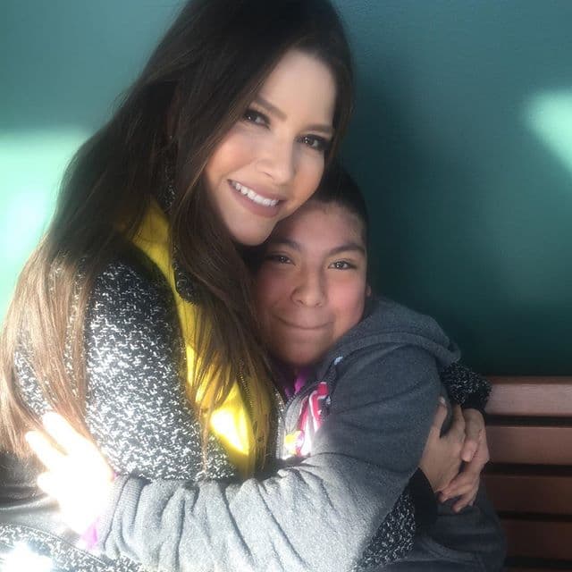 "Puro amor Lupita vino a traer su alcancia #TeletonUSA #Chicago #NavyPier #MomentoDeActuar", dijo Ana Patricia. (5 de diciembre).