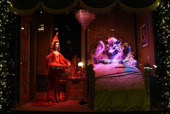 Las vitrinas navideñas de Saks FithAvenue están listas para ser admiradas por millones de visitantes. Con atuendos y accesorios lujosos que suman miles de dólares, las vitrinas se han convertido en un ícono de Nueva York. Mark Briggs, Jefe de Marketing y creativo para Saks Fifth Avenue, dijo en un comunicado que este año se han incorporado elementos nuevos , por lo que es una experiencia como ninguna otra ... una experiencia para recordar."