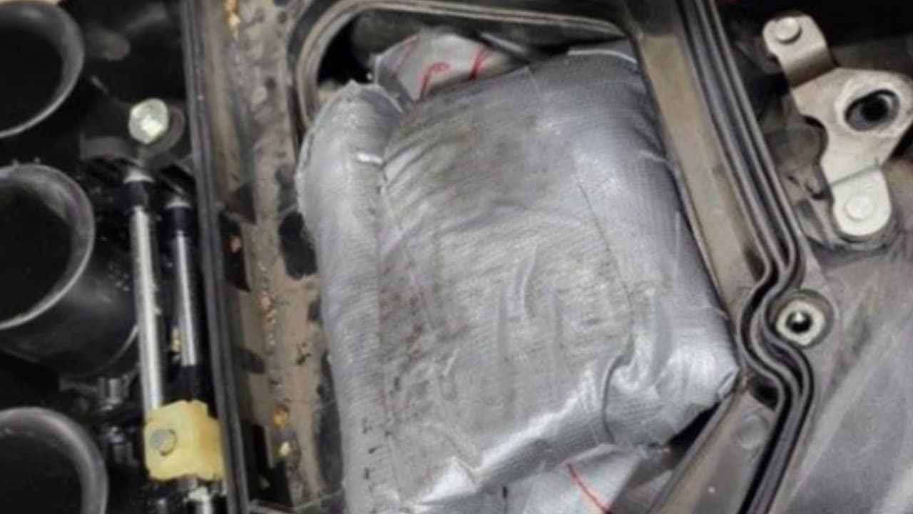 Así estaba escondida la droga en la motocicleta.