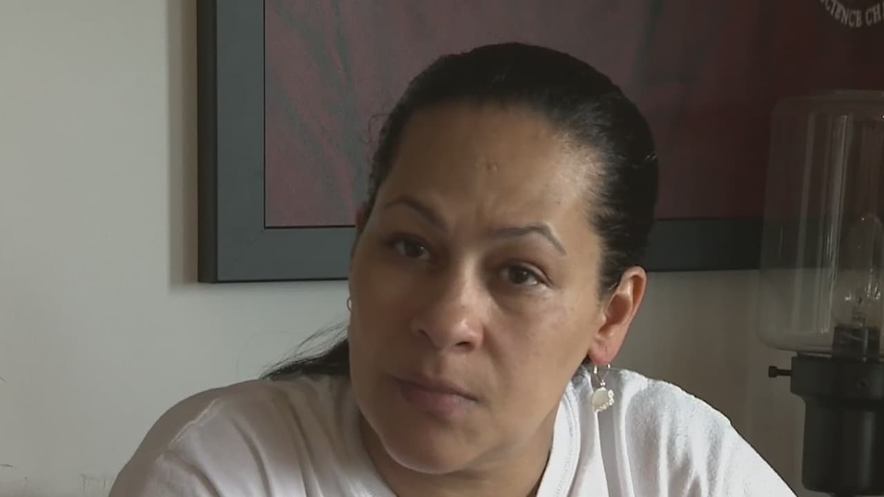 Juez prohíbe a madre de 'Junior' Guzmán la entrada a la corte después de otro incidente