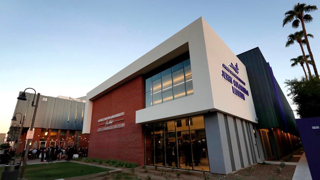 Las prácticas sucias y los engaños por los que demandan a la universidad cristiana más grande de Estados Unidos