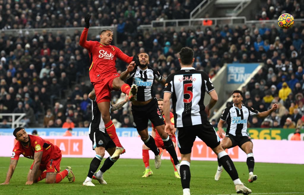 Aston Villa revive y empata 2-2 con el Manchester United, Norwich City sorprende y vence 2-1 al Everton y Newcastle y Watford repartieron los puntos tras el empate 1-1.