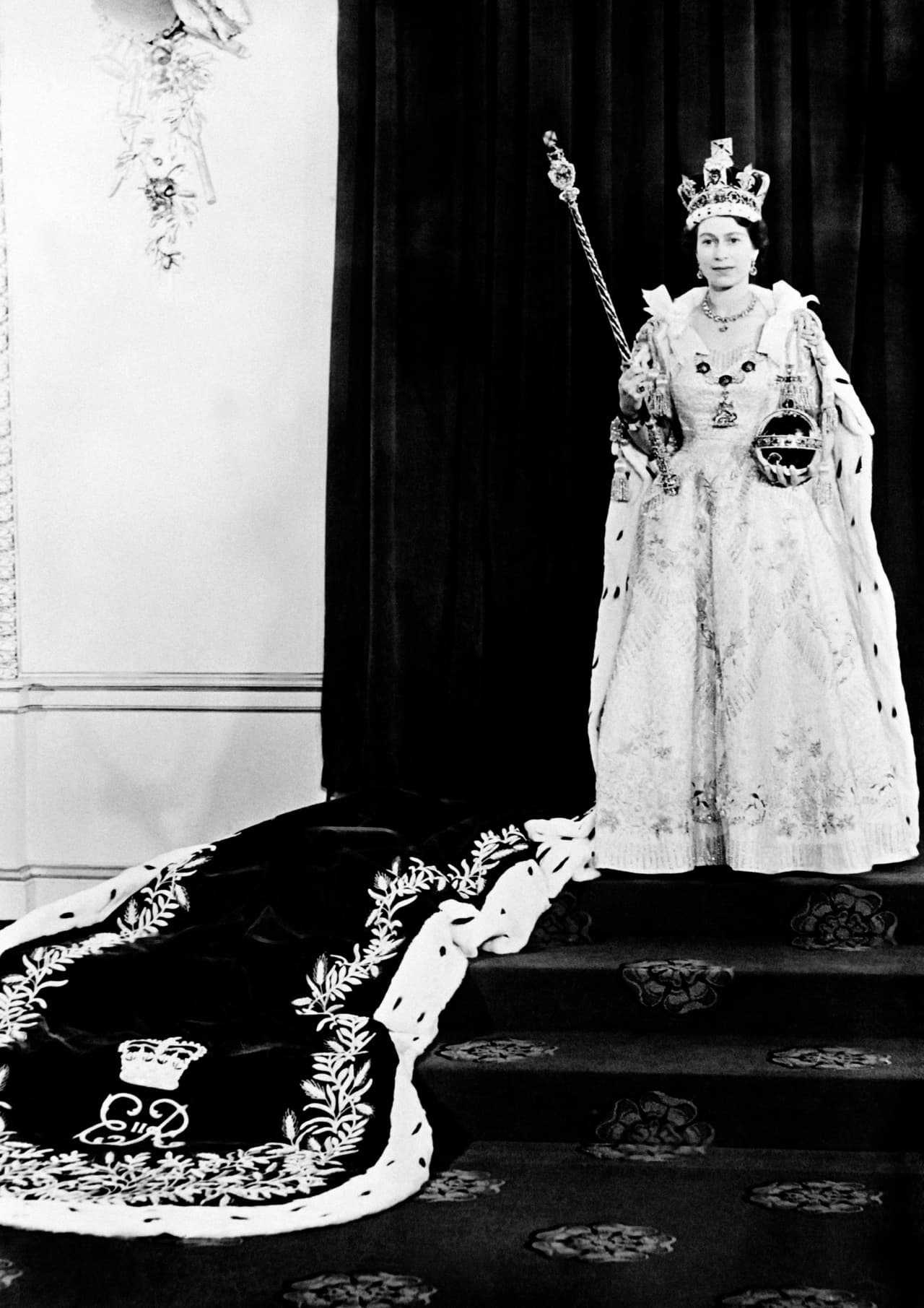 El 2 de junio de 1953,
<b>Isabel II</b>, de entonces 27 años de edad, fue coronada en la Abadía de Westminster en Londres reina soberana del Reino Unido, Canadá, Australia, Nueva Zelanda, Sudáfrica, Pakistán y Ceylán (Sri Lanka).