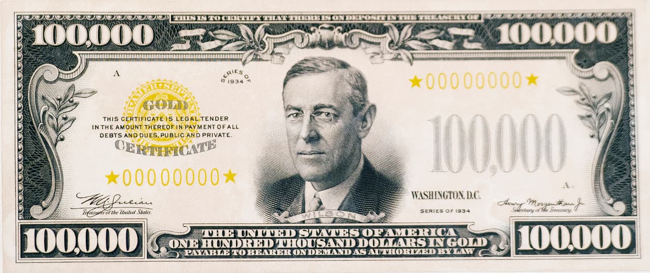 Es cierto: existen 42,000 billetes de US$100,000, y el hombre escogido para ser su imagen fue Woodrow Wilson (1856–1924). Fue usado sólo para transacciones entre la Reserva Federal y el Departamento del Tesoro hasta 1960, y hoy en día es ilegal tener uno. La gran mayoría fueron destruidos.
<a href="http://www.factretriever.com/us-presidents-facts">Wilson es famoso, además, por pintar de negro sus pelotas de golf </a>durante las nevadas de invierno y por proyectar la primera película en la Casa Blanca, "
<i>The Birth of Nation". </i>Durante su mandato, entre 1913 y 1921, impulsó la Ley de la Reserva Federal, la Ley de la Comisión Federal de Comercio, la Ley Clayton Antitrust, la Ley Federal de Préstamos Agrícolas y la Ley de Ingresos de 1913, que introdujo un impuesto sobre la renta. También bajó los aranceles e impusó con la Ley Adamson una jornada laboral de 8 horas para los ferrocarriles. Fue neutral durante los primeros meses de la Primera Guerra Mundial.
<br>
