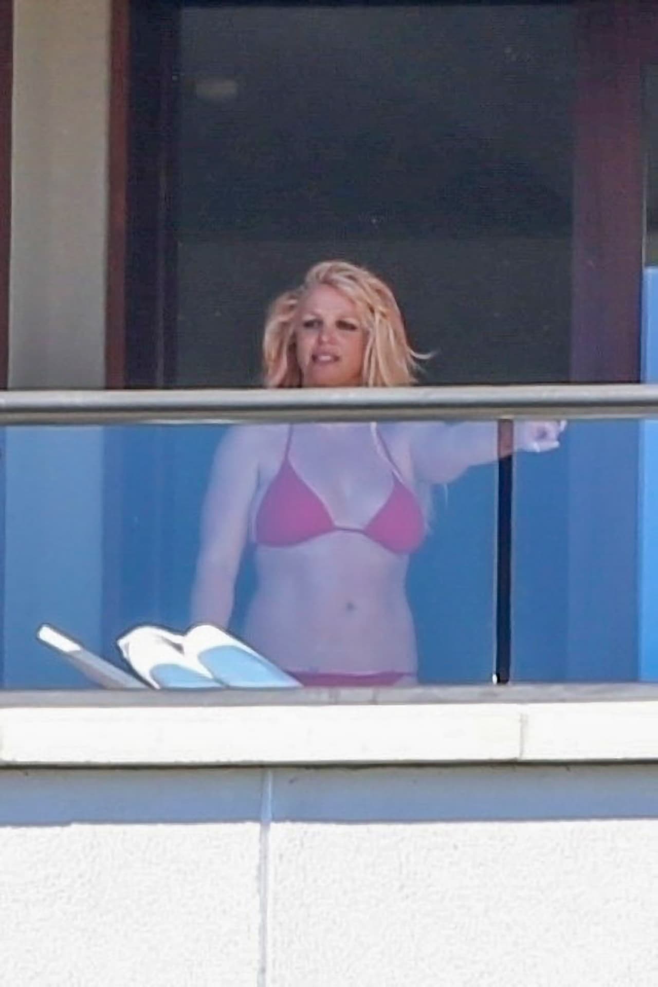 Luego de esa llamada de emergencia, los miembros del equipo de la cantante "comenzaron a enviarse mensajes de texto frenéticamente", narra la crónica de The New Yorker. 
<br>