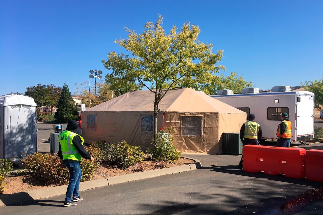 Trabajadores de PG&E supervisan uno de los centros comunitarios que se habilitaron con baños, agua embotellada, enchufes para cargas dispositivos electrónicos y aire acondicionado para hasta 100 personas sentadas. 
<b><a href="http://uni.vi/Bf9Z101VcMV" target="_blank">(Ve aquí en dónde están) </a></b>