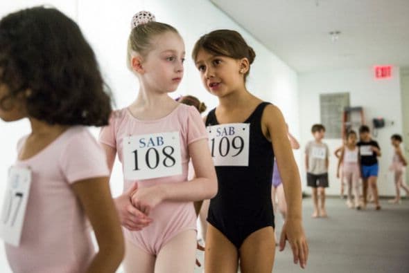 Niñas y niños de seis años esperan para una audición en la Escuela de Ballet Americano en Nueva York.