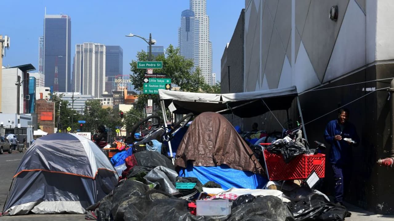 Presentan una iniciativa que busca hacerle frente al problema de la indigencia en California
