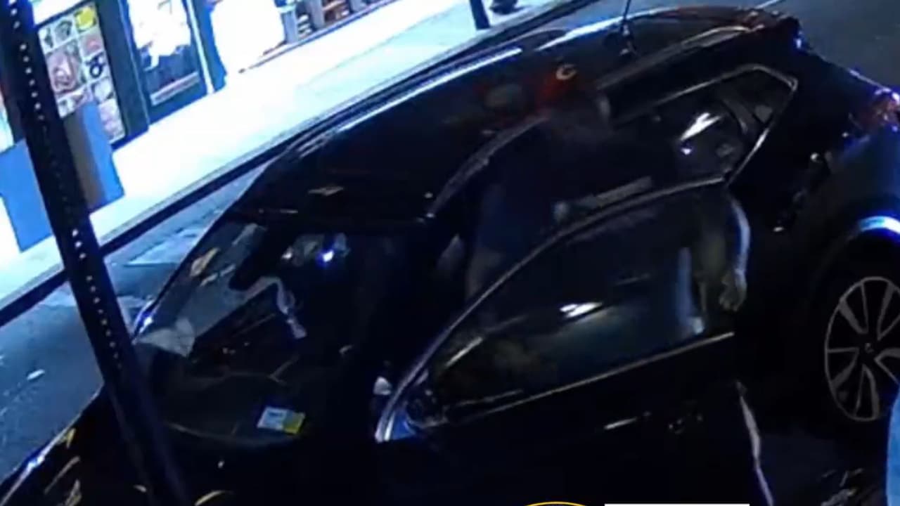 Sospechoso rompe puerta de apartamento a patadas, agrede a mujer y le roba miles de dólares