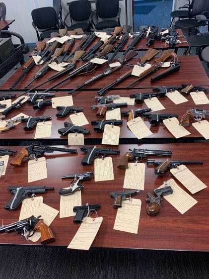 Un gran arsenal conformado por rifles de asalto y miles de municiones fue incautado en una casa del condado de Riverside, en la que vivía una persona a la que se le prohibió la posesión de armas.
<br>
<br>Las autoridades de California informaron que uno de los dos adultos mayores que viven en el hogar está incluido en la "lista negra" del sistema de personas armadas y prohibidas del estado debido a una prohibición basada en su salud mental y la ley le exigió que entregara los cargadores de armas de fuego y las municiones.