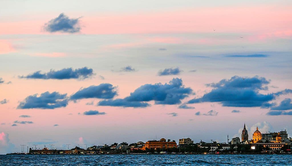 <b>Cartagena</b>, Colombia suma a los encantos de su arquitectura colonial, republicana y moderna, los atractivos de una intensa vida nocturna.