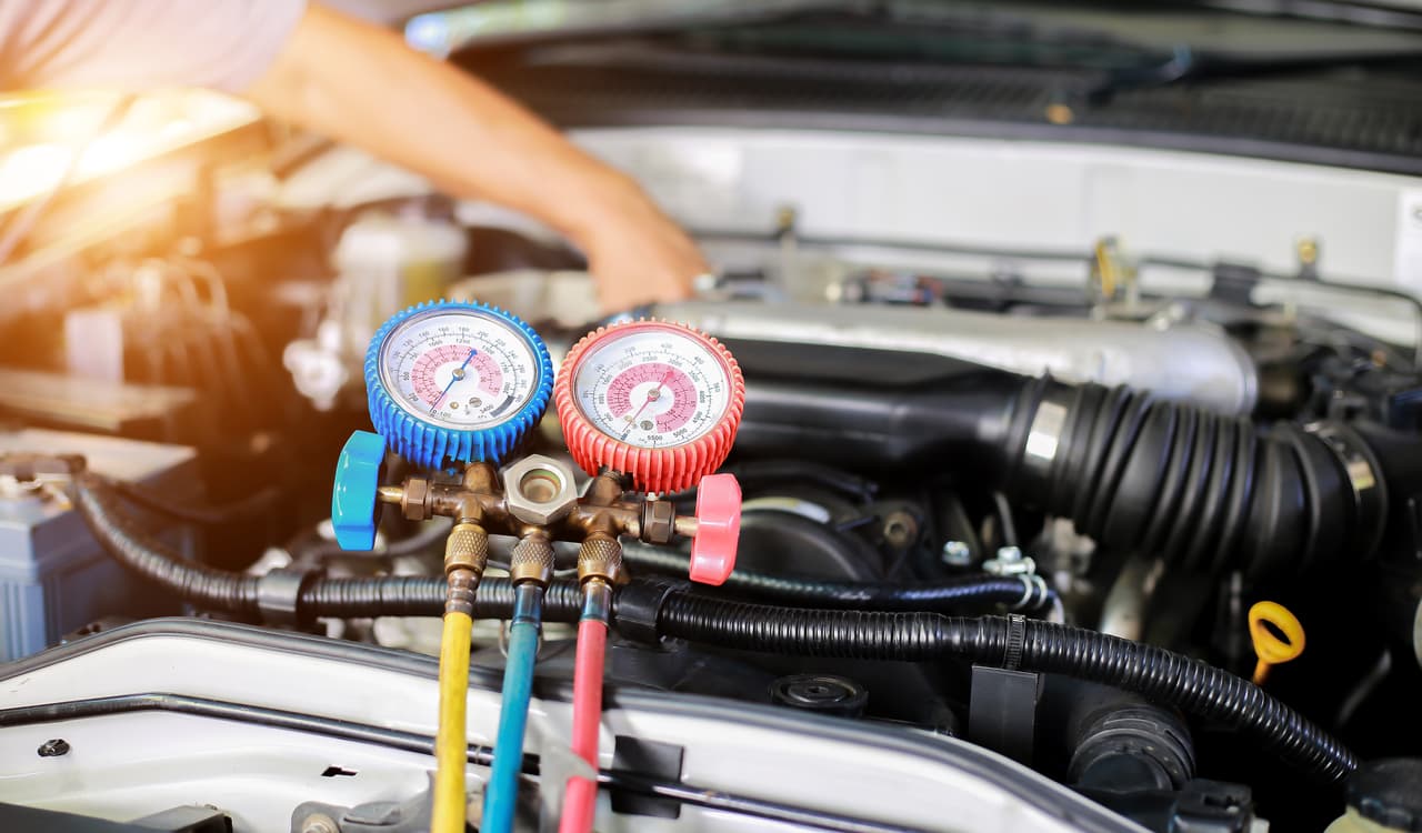 Si el sistema de aire acondicionado no enfría como antes, esto podría deberse a un bajo nivel de refrigerante, a fugas en los conductos o bien a alguna otra falla. En este caso, lo más recomendable es que un profesional lo revise y lo deje en óptimas condiciones.