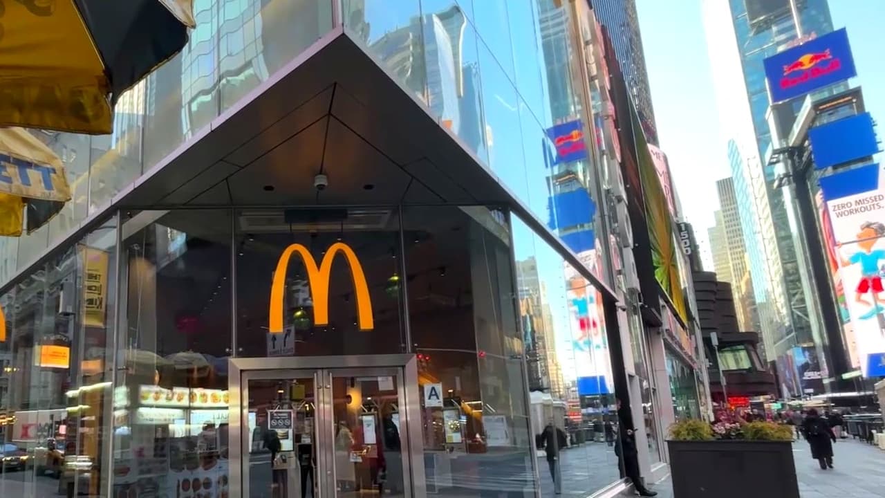 Apuñalan a guardia de seguridad de restaurante de comida rápida en Times Square
