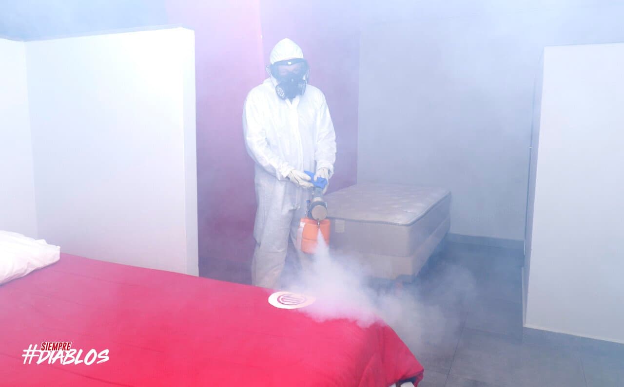 Así se llevan a cabo los protocolos de sanitización en el Estadio Nemesio Diez preparando el regreso del futbol mexicano.