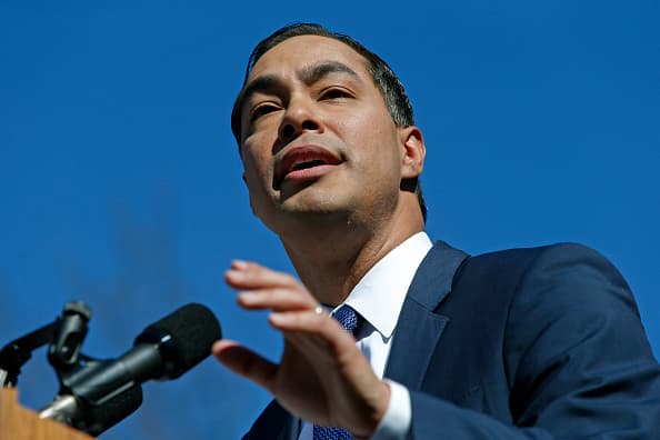 <b>Julián Castro</b>, el exprecandidato a la presidencia de los Estados Unidos por el Partido Demócrata responsabilizó al Partido Republicano de las protestas que se viven en el Capitolio de Estados Unidos. En su cuenta de Twitter publicó: "Este es el resultado de que los líderes del Partido Republicano alimentaron la conspiración, la división y el odio durante años. Y no se arreglará hasta que pierdan su oficina". 
<br>
<br>
<br>Asimismo, recalcó el trato diferente que se les ha dado a los manifestantes afiliados al Partido Republicano versus el trato dado a "los pacíficos manifestantes de Black Lives Matter.