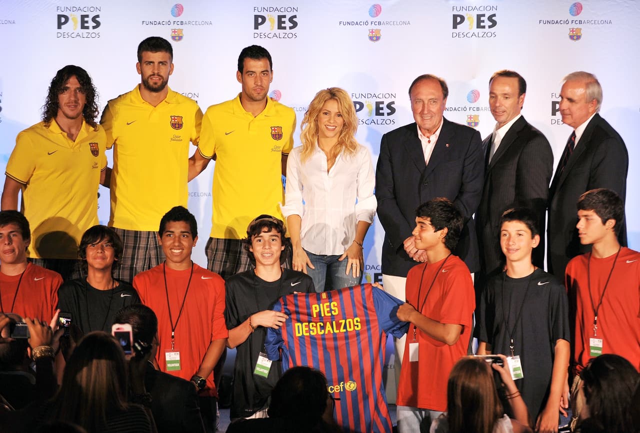 Shakira y Gerard Piqué unen esfuerzos entre la Fundación Pies descalzos y el Barcelona Futbol Club a favor de la creación de dos centros deportivos para niños de escasos recursos. Miami, agosto de 2011.