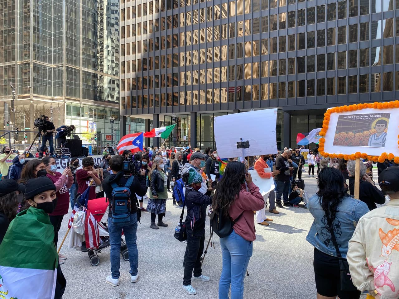 Otros cientos de personas se reunieron en Federal Plaza. Demandaban el regreso de 2 millones de deportados y, también, por el fin al abuso policiaco.