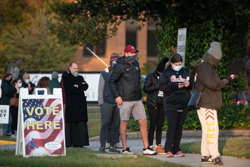Este año ya se habla de un récord de participación en relación con la elección de 2016. Antes de abrir los centros en esta jornada electoral ya había votado más de la mitad de los estadounidenses inscritos. Estos votantes de Columbia, en Carolina del Sur, hacen fila para ejercer su derecho.
