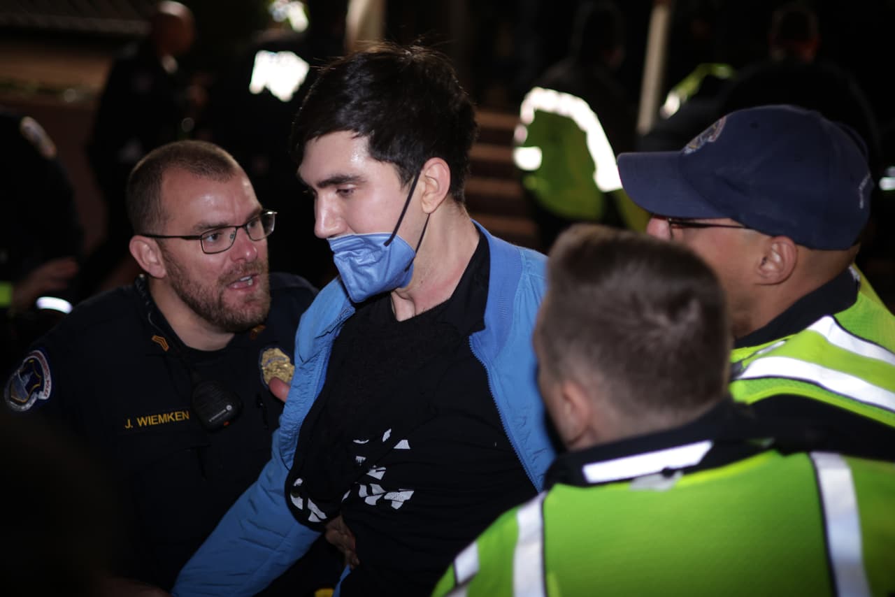 Ambas partes se acusaron mutuamente del uso de gas lacrimógeno.