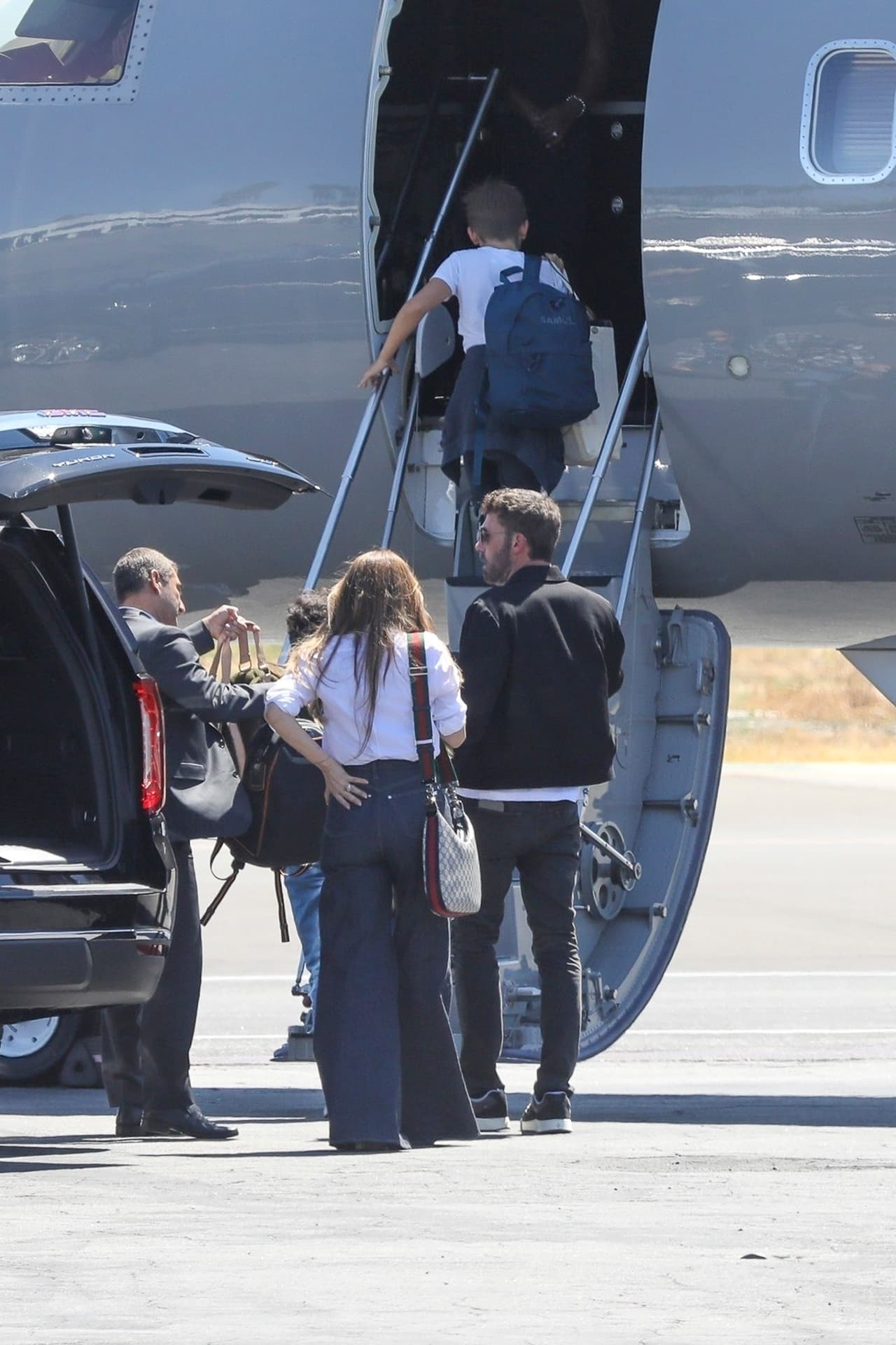 De acuerdo con un informante que habló con Hollywood Life, JLo organizó un festejo en Nueva York por el 50 cumpleaños de Ben y no podían faltar los tres hijos de este. 
<br>