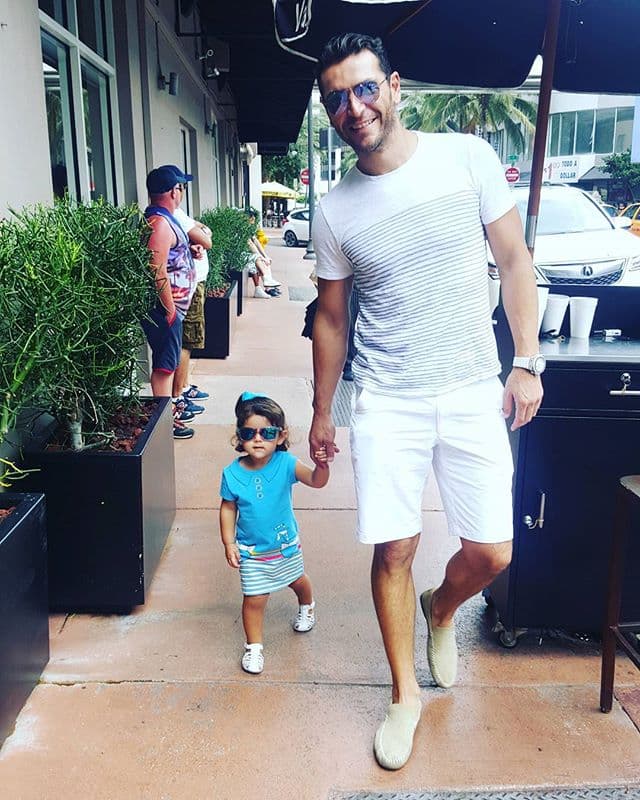 Aquí vemos a Martín de paseo con Carolina, la hermana de en medio.