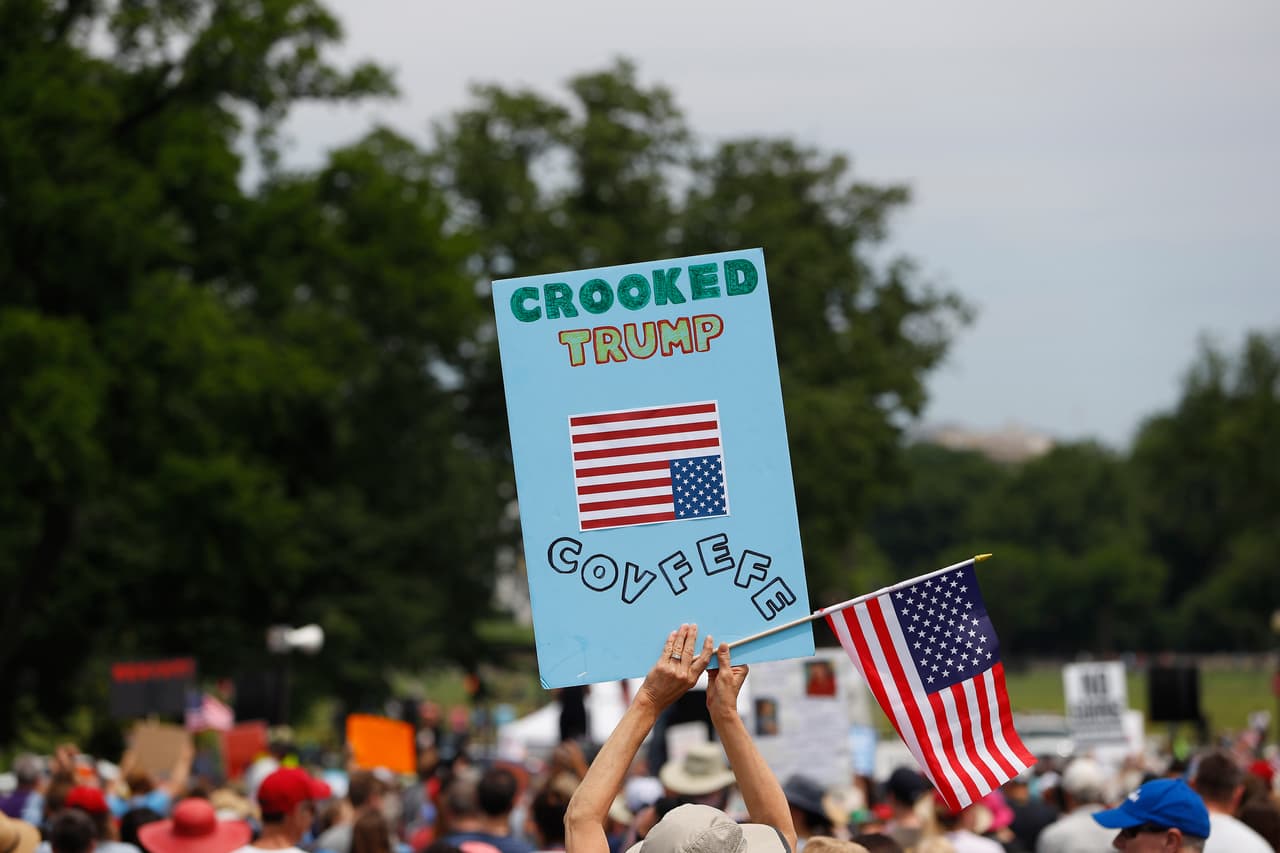 <b>"Torcido Trump '<a href="http://www.univision.com/noticias/trending/los-mejores-memes-de-covfefe-el-desliz-tipografico-de-donald-trump-que-ha-conquistado-internet-fotos" target="_blank">covfefe'</a>"</b>, dice el letrero en alusión al error tipográfico que Trump tuvo en su cuenta de Twitter esta semana y que se volvió viral.