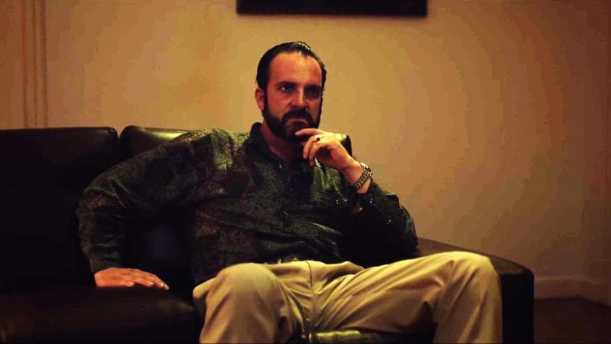 ‘El Chapo’ e Ismael confrontaron a Arturo y le reclamaron por querer traficar sin su consentimiento. Guzmán Loera lo acusó de saltarse las reglas, pero Bernal Leyda defendió su decisión prometiéndoles que ‘La Federación’ ganaría más dinero.