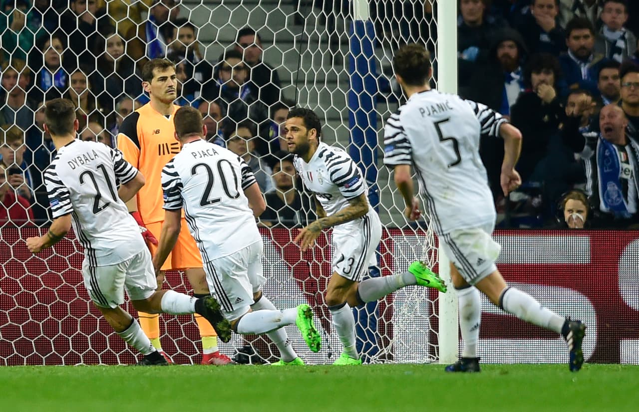 El brasileño Dani Alves entró y dos minutos después, al minuto 29 del segundo tiempo puso la ventaja 0-2 para prácticamente sentenciar el juego a su favor.